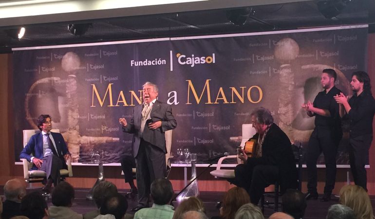 Nano de Jerez pusó broche de oro por bulerías al mano a Mano de Cajasol que protagonizó junto al diestro jiennense Curro Díaz Nano de Jerez pusó broche de oro por bulerías al mano a Mano de Cajasol que protagonizó junto al diestro jiennense Curro Díaz