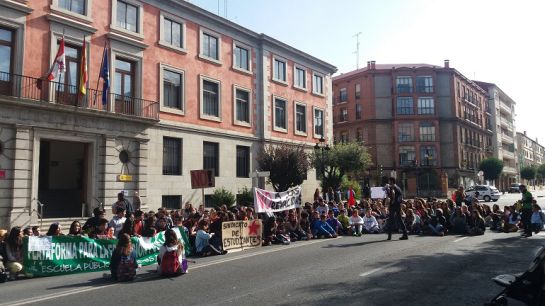 Sentada de estudiantes ante la Subdelegación del Gobierno Sentada de estudiantes ante la Subdelegación del Gobierno