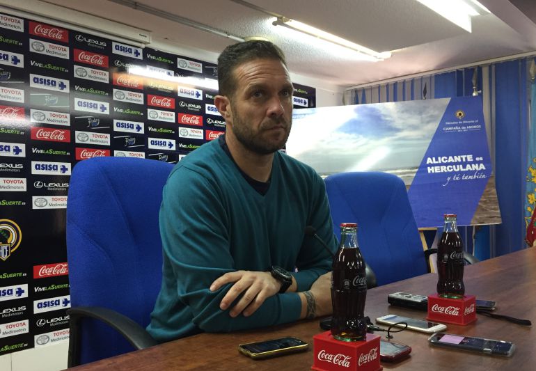 Luis García Tevenet, entrenador del Hércules CF, en la sala de prensa del Rico Pérez Luis García Tevenet, entrenador del Hércules CF, en la sala de prensa del Rico Pérez