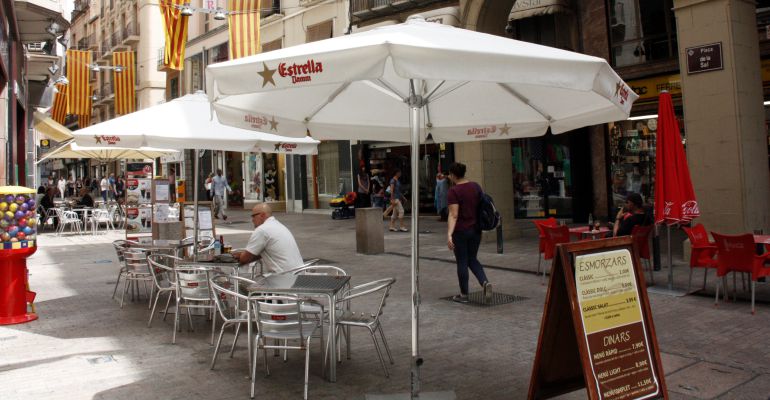 Una terrassa d'un bar de la plaça de la Sal de Lleida. El sector serveis és el que ha creat més llocs de treball en el darrer trimestre Una terrassa d'un bar de la plaça de la Sal de Lleida. El sector serveis és el que ha creat més llocs de treball en el darrer trimestre