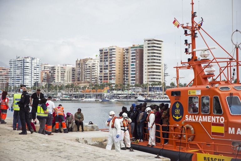 Seis años de cárcel para el patrón de una patera que cobraba mil euros a cada inmigrante por traerlos en zodiac Seis años de cárcel para el patrón de una patera que cobraba mil euros a cada inmigrante por traerlos en zodiac
