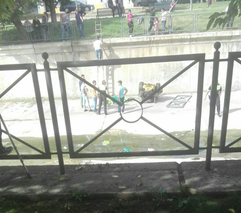 La Policía Local atiende al trabajador tras caer al río Albarregas La Policía Local atiende al trabajador tras caer al río Albarregas