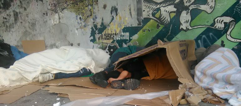 La Comunidad de Madrid continúa dejando a menores tutelados durmiendo en un parque La Comunidad de Madrid continúa dejando a menores tutelados durmiendo en un parque