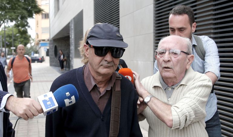 Vicent Belenguer supuesto autor de las injurias vertidas en las redes sociales contra el difunto torero Víctor Barrio, a su salida de los juzgados de Paterna (Valencia) donde ha acudido al acto de conciliación promovido por los familiares del diestro Vicent Belenguer supuesto autor de las injurias vertidas en las redes sociales contra el difunto torero Víctor Barrio, a su salida de los juzgados de Paterna (Valencia) donde ha acudido al acto de conciliación promovido por los familiares del diestro