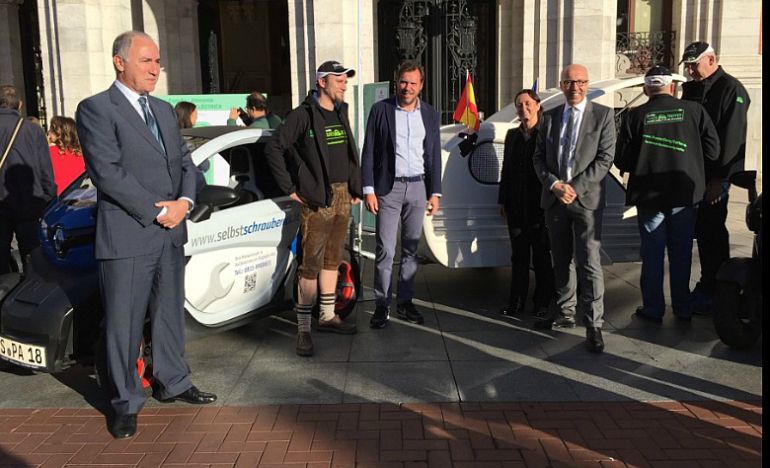 Recibimiento en la Plaza Mayor a los invitados de la caravana de Twizys procedente de Alemania Recibimiento en la Plaza Mayor a los invitados de la caravana de Twizys procedente de Alemania