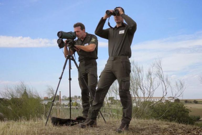 Agentes Medioambientales en plena observación Agentes Medioambientales en plena observación