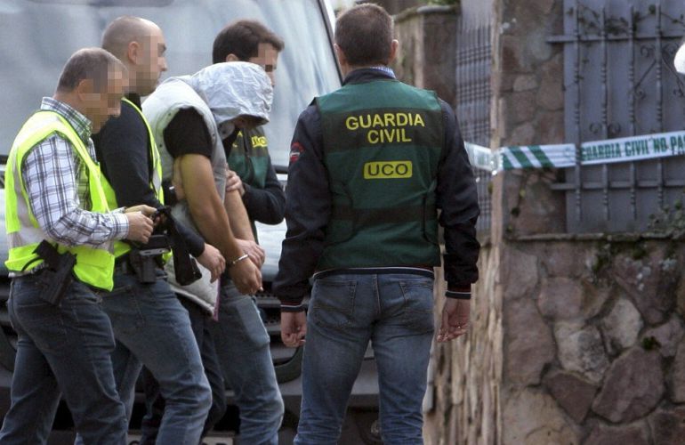 El asesino confeso del cuádruple crimen de Pioz, Patrick Nogueira, escoltado por agentes de la Guardia Civil a su llegada al chalet de Pioz. El asesino confeso del cuádruple crimen de Pioz, Patrick Nogueira, escoltado por agentes de la Guardia Civil a su llegada al chalet de Pioz.