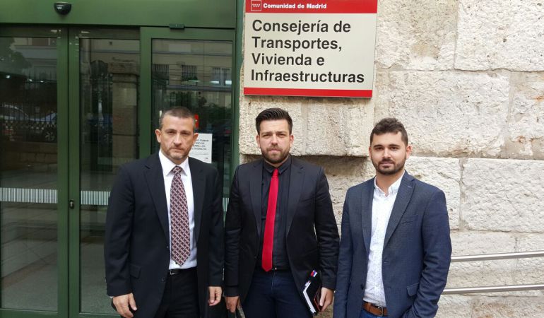 Rafael Martínez, alcalde de San Martín de la Vega, (centro) junto al primer Teniente de Alcalde, Sergio Neira (d) y el director de Parque Warner, Diego Gracia, antes de la reunión con el consejero Rafael Martínez, alcalde de San Martín de la Vega, (centro) junto al primer Teniente de Alcalde, Sergio Neira (d) y el director de Parque Warner, Diego Gracia, antes de la reunión con el consejero