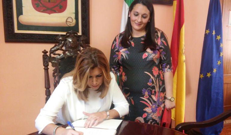 Momento en el que presidenta de la Junta, Susana Díaz, firmaba en el libro de honor, en presencia de la alcaldesda, Esther Ulloa Momento en el que presidenta de la Junta, Susana Díaz, firmaba en el libro de honor, en presencia de la alcaldesda, Esther Ulloa