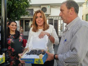 Un vecino de Jimena obsequia a la presidenta de la Junta una caja de higos Un vecino de Jimena obsequia a la presidenta de la Junta una caja de higos