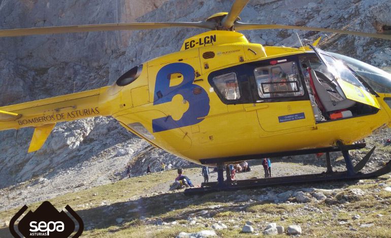 El Helicóptero de Bomberos de Asturias durante un rescate en Cabrales en una imagen de archivo. El Helicóptero de Bomberos de Asturias durante un rescate en Cabrales en una imagen de archivo.