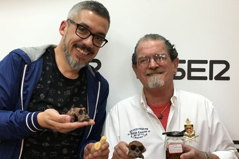 Javier García del Toro y Paco Sánchez posan con el fósil del decano de los muertos en la Región de Murcia, huesos de santo y arrope calabazate. Javier García del Toro y Paco Sánchez posan con el fósil del decano de los muertos en la Región de Murcia, huesos de santo y arrope calabazate.