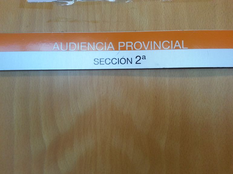 El juicio se celebra a puerta cerrada, dada la naturaleza de los presuntos delitos y la implicación de menores. El juicio se celebra a puerta cerrada, dada la naturaleza de los presuntos delitos y la implicación de menores.