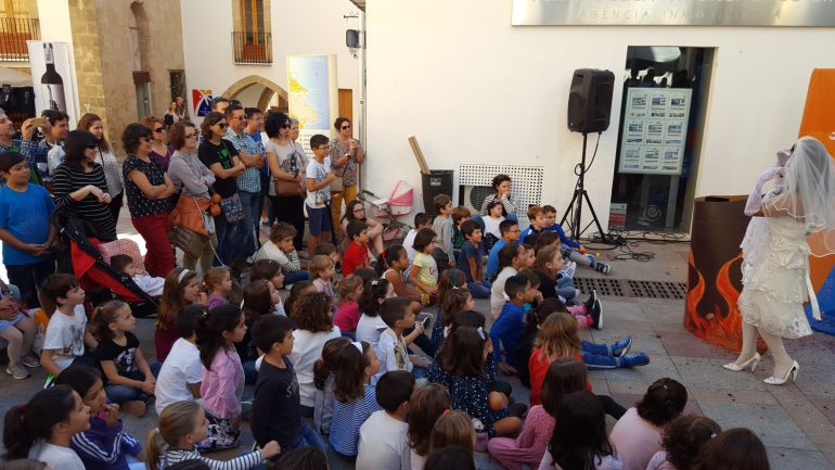 Uno de los actos, dirigidos a los más pequeños, organizados dentro del I Festival de Literatura, Cine y Fotografía 'Xàbia Negra'. Uno de los actos, dirigidos a los más pequeños, organizados dentro del I Festival de Literatura, Cine y Fotografía 'Xàbia Negra'.