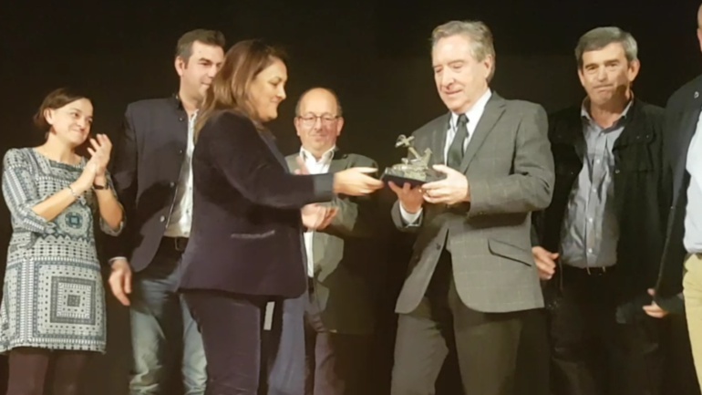 La presidenta de Villas Marineras y alcaldesa de Ribadesella, Charo Fernández, entrega el premio a Iñaki Gabilondo. La presidenta de Villas Marineras y alcaldesa de Ribadesella, Charo Fernández, entrega el premio a Iñaki Gabilondo.