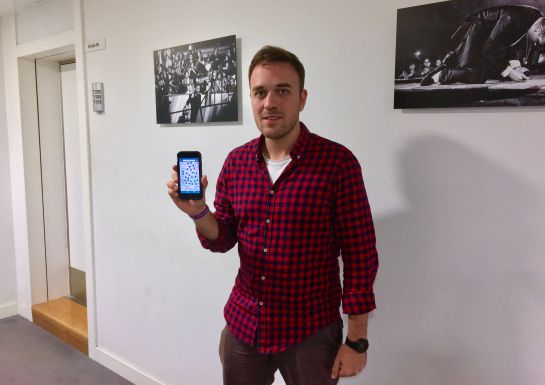 Álex Rupérez muestra la app MadBike en su teléfono móvil Álex Rupérez muestra la app MadBike en su teléfono móvil