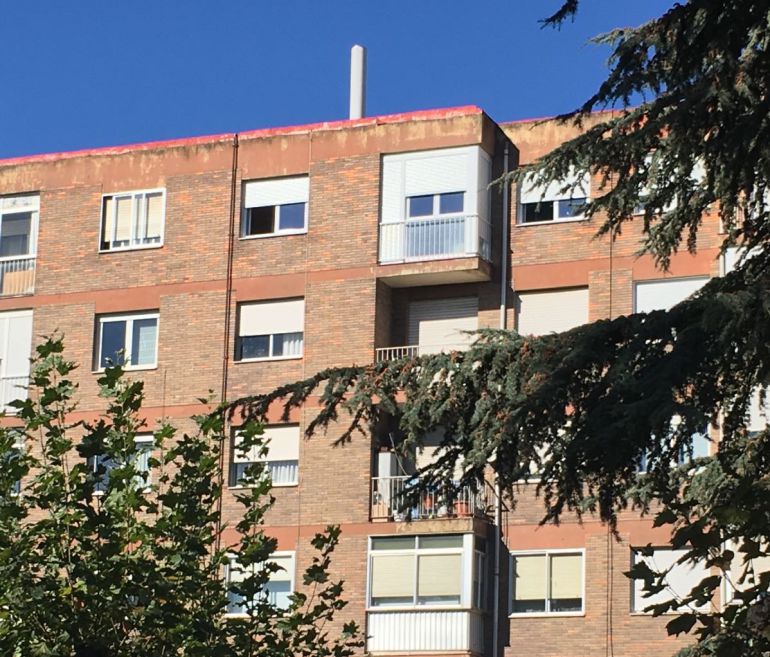 Antena de la calle Tello Téllez que la Asociación de Vecinos del barrio de Santiago pide que se retire Antena de la calle Tello Téllez que la Asociación de Vecinos del barrio de Santiago pide que se retire