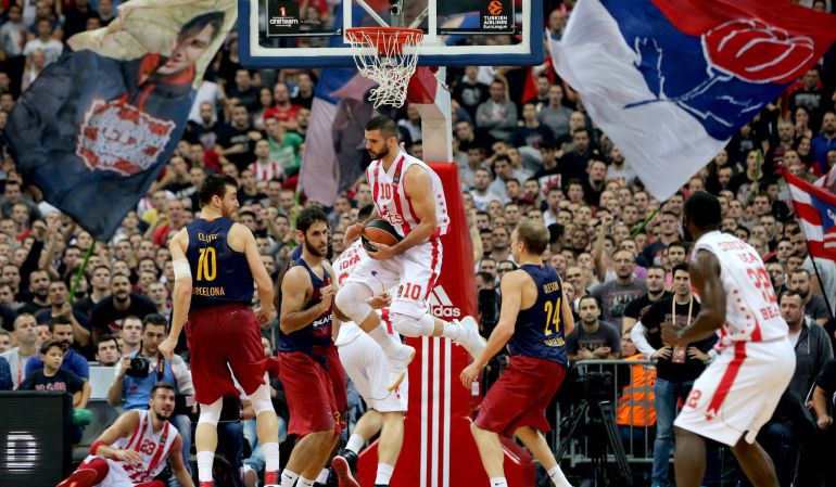 El jugador del Estrella Roja, Branko Lazic, gana un rebote durante el partido que ganaron al Barcelona en el Kombank Arena. El jugador del Estrella Roja, Branko Lazic, gana un rebote durante el partido que ganaron al Barcelona en el Kombank Arena.