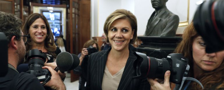 Cospedal, junto a la prensa a su llegada al Congreso para asistir al debate de investidura del candidato del PP, Mariano Rajoy. Cospedal, junto a la prensa a su llegada al Congreso para asistir al debate de investidura del candidato del PP, Mariano Rajoy.