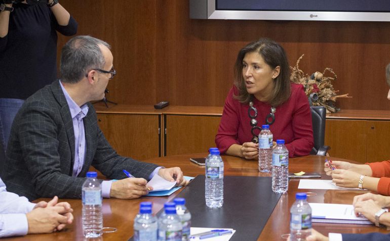 Jesús Vázquez y Beatriz Mato en un momento de la reunión Jesús Vázquez y Beatriz Mato en un momento de la reunión