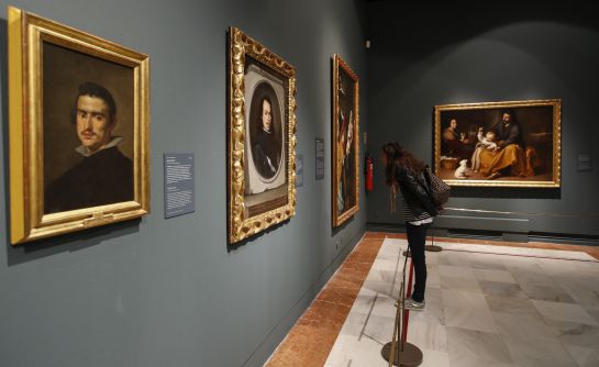 Una visitante contempla parte de la exposición "Velázquez. Murillo. Sevilla" que puede verse hasta el 28 de febrero, con 19 obras seleccionadas que descubren por primera vez un espíritu común en la obra de ambos artistas sevillanos. Una visitante contempla parte de la exposición "Velázquez. Murillo. Sevilla" que puede verse hasta el 28 de febrero, con 19 obras seleccionadas que descubren por primera vez un espíritu común en la obra de ambos artistas sevillanos.