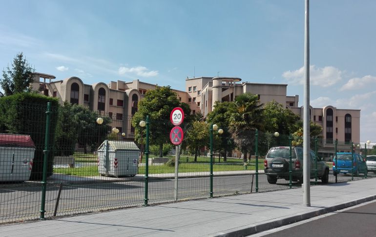 Dos ancianos fallecieron y siete estuvieron ingresados en el Hospital del Bierzo, aunque el brote afectó a cerca de medio centenar de residentes Dos ancianos fallecieron y siete estuvieron ingresados en el Hospital del Bierzo, aunque el brote afectó a cerca de medio centenar de residentes