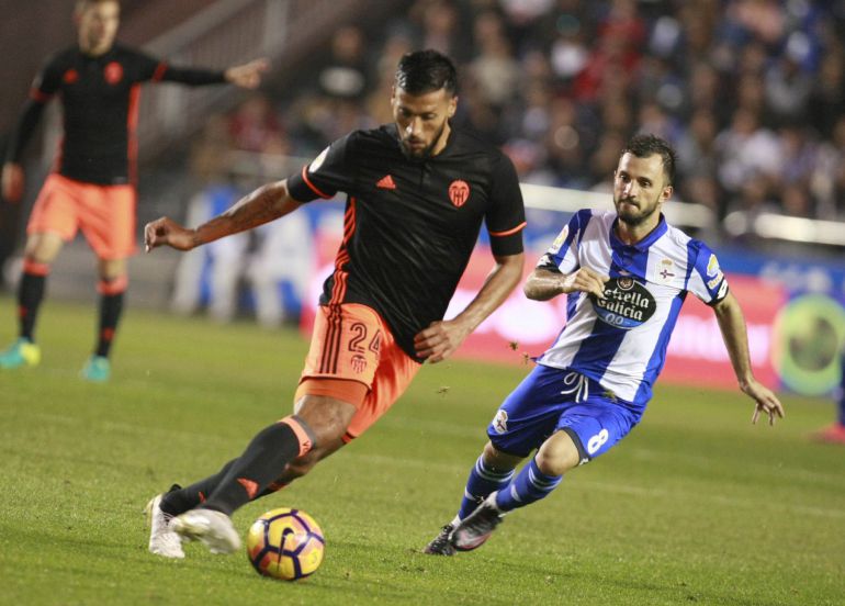 GRA292. A CORUÑA, .- El defensa argentino del Valencia CF Ezequiel Garay (i) se escapa del turco Emre Colak, del Deportivo de La Coruña, durante el partido de la décima jornada de Liga en Primera División que se disputa esta noche en el estadio Riazor, en A Coruña. EFE, Cabalar GRA292. A CORUÑA, .- El defensa argentino del Valencia CF Ezequiel Garay (i) se escapa del turco Emre Colak, del Deportivo de La Coruña, durante el partido de la décima jornada de Liga en Primera División que se disputa esta noche en el estadio Riazor, en A Coruña. EFE, Cabalar
