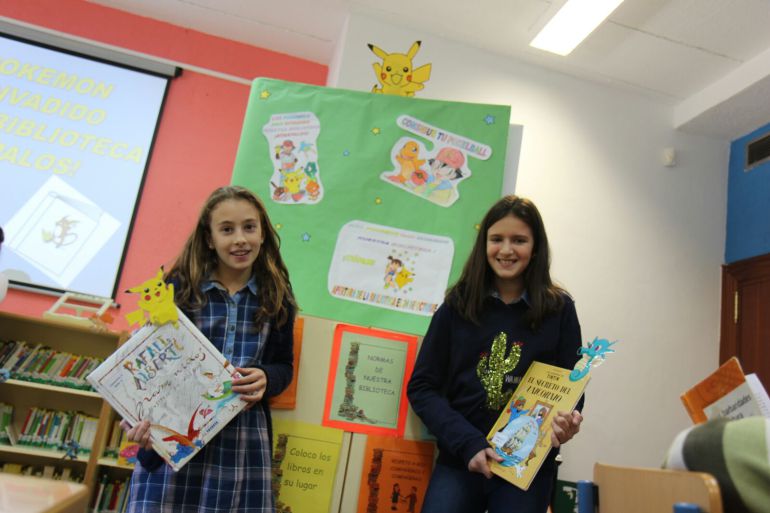 Una biblioteca invadida por los "Pokémon": Una biblioteca escolar invadida por los "Pokémon" Una biblioteca invadida por los "Pokémon": Una biblioteca escolar invadida por los "Pokémon"