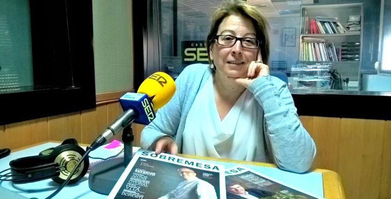 Lola Núñez, gerente Vinos Uclés, con dos número de Sobremesa Lola Núñez, gerente Vinos Uclés, con dos número de Sobremesa