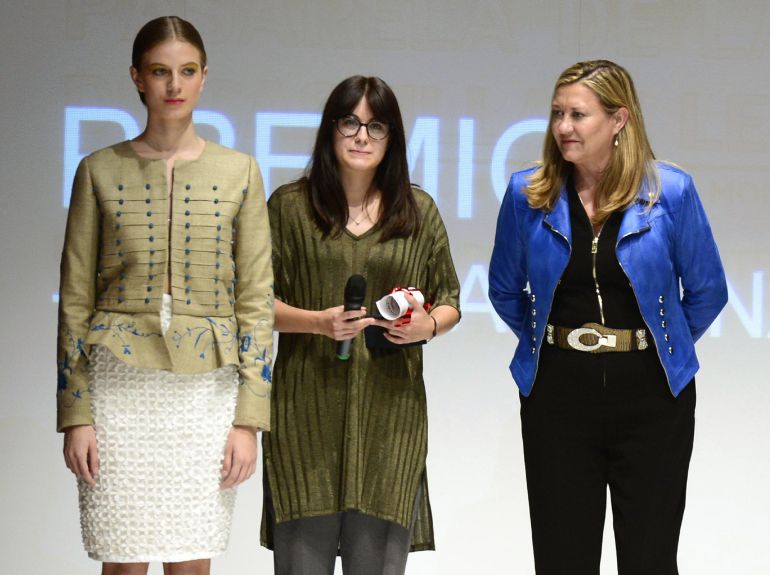 La consejera de Economía y Hacienda, Pilar del Olmo (d) entrega a la diseñadora Cristina Fernández, el premio del concurso de jóvenes diseñadores de la XIX Pasarela de la Moda de Castilla y León. La consejera de Economía y Hacienda, Pilar del Olmo (d) entrega a la diseñadora Cristina Fernández, el premio del concurso de jóvenes diseñadores de la XIX Pasarela de la Moda de Castilla y León.