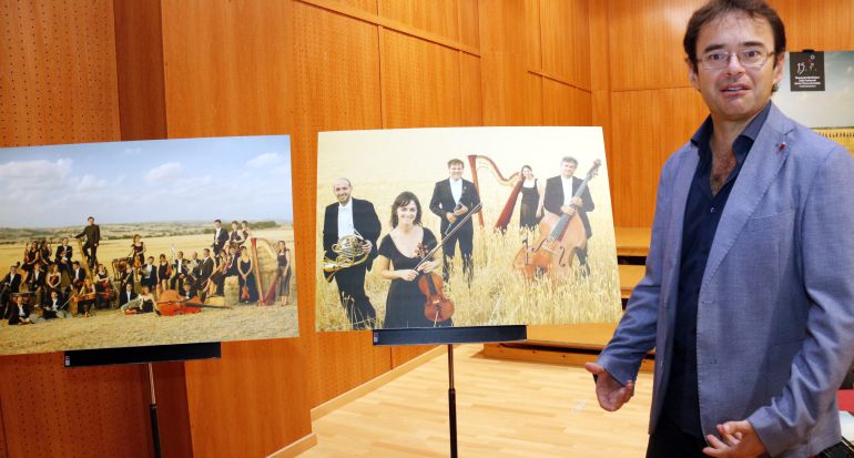 El director de l'OJC Terres de Lleida, Alfons Reverté, mostrant dues de les fotografies que s'han fet els músics de l'orquestra amb motiu del 15è aniversari, el 26 d'octubre de 2016. El director de l'OJC Terres de Lleida, Alfons Reverté, mostrant dues de les fotografies que s'han fet els músics de l'orquestra amb motiu del 15è aniversari, el 26 d'octubre de 2016.