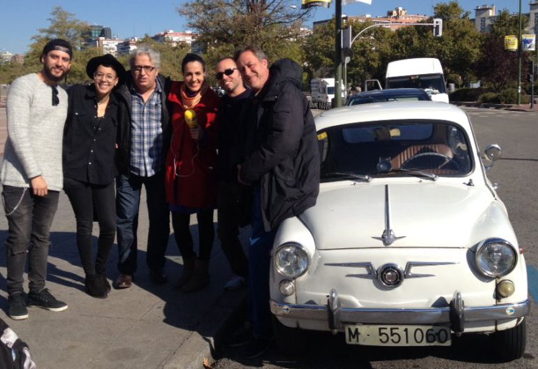 Nora Norman, Leo Harlem, Elena Jiménez, Jorge Todolí y Sinacio junto al Seiscientos de 'Hoy por Hoy Madrid'. Nora Norman, Leo Harlem, Elena Jiménez, Jorge Todolí y Sinacio junto al Seiscientos de 'Hoy por Hoy Madrid'.