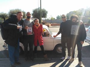 Sinacio junto a los dos primeros ganadores, taxistas, Álvaro y Raúl, y nuestra compañera Elena Jiménez y Jorge Todolí. Sinacio junto a los dos primeros ganadores, taxistas, Álvaro y Raúl, y nuestra compañera Elena Jiménez y Jorge Todolí.