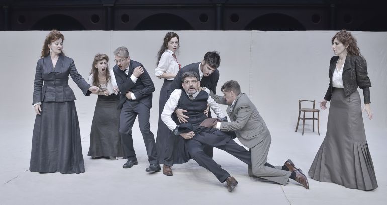 Los miembros de T de Teatre en un momento de la representación Los miembros de T de Teatre en un momento de la representación
