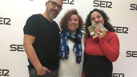 Paco Sánchez, La Fuensi y Maica Sánchez muestran su alegría por la llegada de las primeras postales al programa. Paco Sánchez, La Fuensi y Maica Sánchez muestran su alegría por la llegada de las primeras postales al programa.