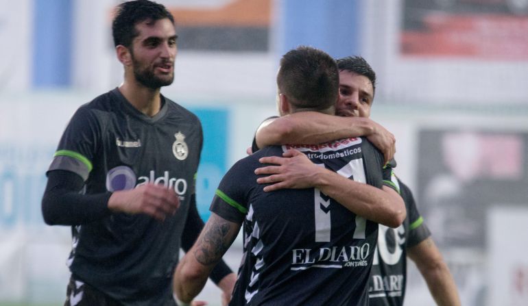 Bontempo y Santamaría felicitan a Dani Aquino, tras anotar éste el gol de la victoria del Racing en el 92'. Bontempo y Santamaría felicitan a Dani Aquino, tras anotar éste el gol de la victoria del Racing en el 92'.