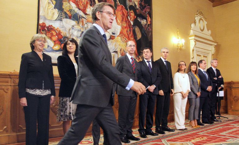 El presidente de la Xunta de Galicia, Alberto Núñez Feijóo, frente a los conselleiros del nuevo Gobierno, que han tomado posesión de sus cargos en el pazo de Raxoi El presidente de la Xunta de Galicia, Alberto Núñez Feijóo, frente a los conselleiros del nuevo Gobierno, que han tomado posesión de sus cargos en el pazo de Raxoi