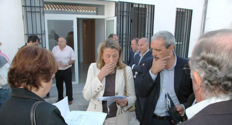 Foto de archivo de Isabel Nieto y Manuel Lorente en una visita de barrio cuando dirigían el urbanismo local de Granada Foto de archivo de Isabel Nieto y Manuel Lorente en una visita de barrio cuando dirigían el urbanismo local de Granada