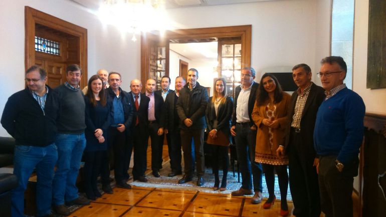 El presidente de la Diputación de Lugo, Darío Campos, con alcaldes de municipios de la provincia antes de firmar un convenio El presidente de la Diputación de Lugo, Darío Campos, con alcaldes de municipios de la provincia antes de firmar un convenio