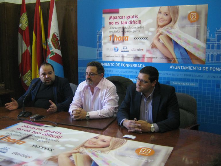 Presentan la campaña que ofrecerá una hora gratis de aparcamiento para potenciar el comercio local Presentan la campaña que ofrecerá una hora gratis de aparcamiento para potenciar el comercio local