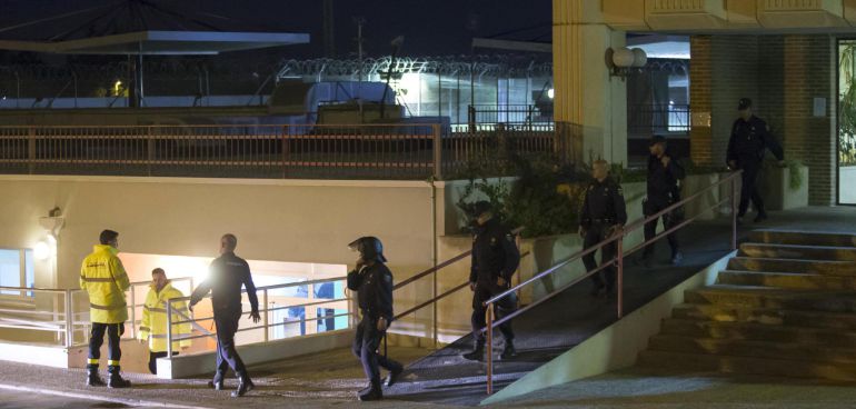 Nueve inmigrantes se fugaron anoche del Centro de Internamiento de Extranjeros de Sangonera la Verde, tras protagonizar un motín en el que han resultado heridos nueve agentes de la Policía Nacional. Nueve inmigrantes se fugaron anoche del Centro de Internamiento de Extranjeros de Sangonera la Verde, tras protagonizar un motín en el que han resultado heridos nueve agentes de la Policía Nacional.