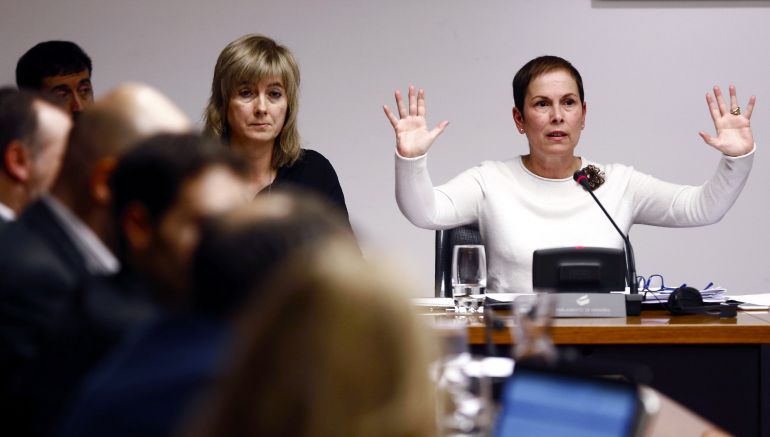 La presidenta del Gobierno de Navarra Uxue Barkos (d) y la consejera de Relaciones Ciudadanas Ana Ollo (i), durante de su comparecencia en la comisión parlamentaria para abordar la agresión sufrida por dos agentes de la Guardia Civil y sus parejas el día 15 de octubre en Alsasua La presidenta del Gobierno de Navarra Uxue Barkos (d) y la consejera de Relaciones Ciudadanas Ana Ollo (i), durante de su comparecencia en la comisión parlamentaria para abordar la agresión sufrida por dos agentes de la Guardia Civil y sus parejas el día 15 de octubre en Alsasua