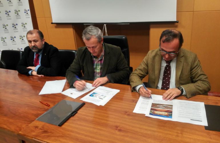 Momento de la firma del convenio entre Extrefor y Feval para la organización de Iberforesta Momento de la firma del convenio entre Extrefor y Feval para la organización de Iberforesta
