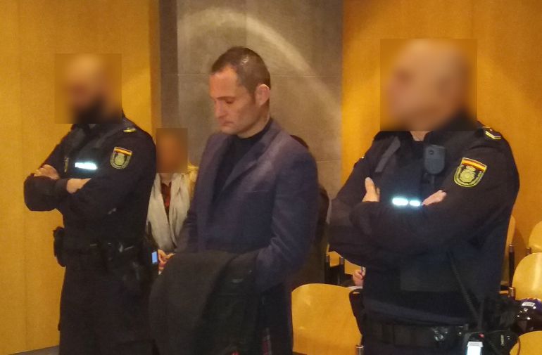 David Fuentes Varela, acusado del asesinato de un niño en Oviedo en 2014, comparece en los juzgados de la capital por un delito de hurto continuado. David Fuentes Varela, acusado del asesinato de un niño en Oviedo en 2014, comparece en los juzgados de la capital por un delito de hurto continuado.