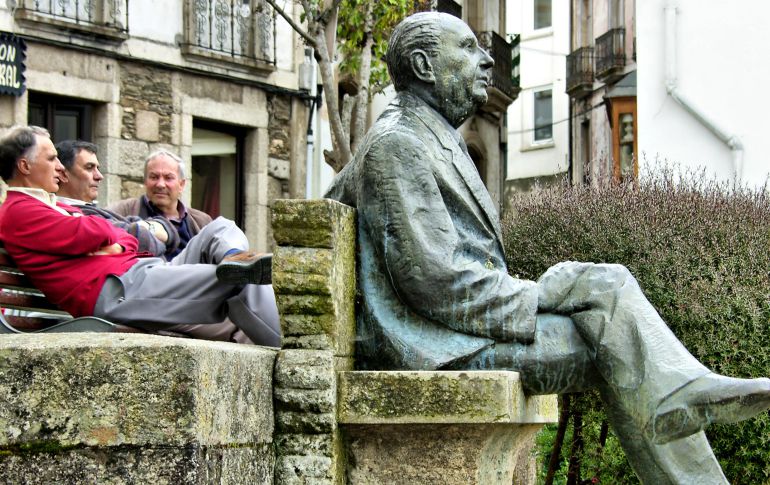 Una escultura de Álvaro Cunqueiro en Mondoñedo Una escultura de Álvaro Cunqueiro en Mondoñedo