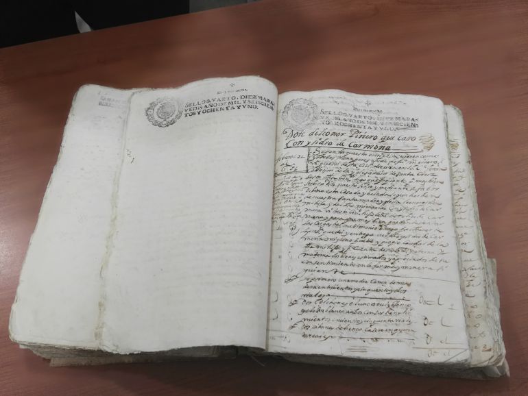 La Policía recupera un manuscrito del siglo XVII del archivo municipal de Écija La Policía recupera un manuscrito del siglo XVII del archivo municipal de Écija