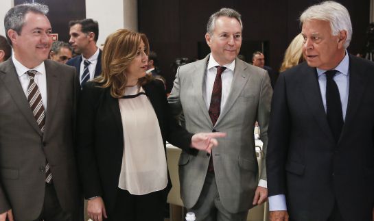 El expresidente del Gobierno Felipe González conversa con la presidenta de la Junta de Andalucía ,Susana Díaz, en presencia del alcalde de Sevilla, Juan Espadas(i). El expresidente del Gobierno Felipe González conversa con la presidenta de la Junta de Andalucía ,Susana Díaz, en presencia del alcalde de Sevilla, Juan Espadas(i).
