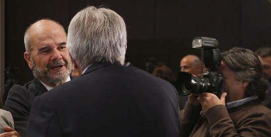 El expresidente de la Junta de Andalucía Manuel Chaves (i) saluda al expresidente del Gobierno Felipe González (de espaldas) momentos antes de pronunciar una conferencia en el Foro Joly en Sevilla. El expresidente de la Junta de Andalucía Manuel Chaves (i) saluda al expresidente del Gobierno Felipe González (de espaldas) momentos antes de pronunciar una conferencia en el Foro Joly en Sevilla.
