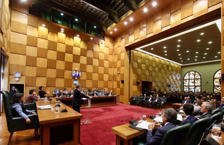 Salón de plenos del Ayuntamiento de Zaragoza durante la primera sesión de Debate sobre el estado de la ciudad Salón de plenos del Ayuntamiento de Zaragoza durante la primera sesión de Debate sobre el estado de la ciudad