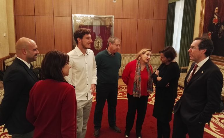 Carreño con su familia, la alcaldesa y parte del equipo de Gobierno. Carreño con su familia, la alcaldesa y parte del equipo de Gobierno.